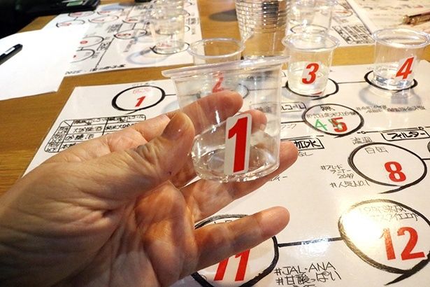 種類が多いため、水をはさみながら試飲を。ただ水を飲みすぎると口の中が水っぽくなって味がわかりにくくなるので注意