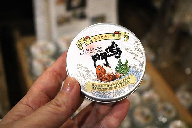 日本酒エキス配合の「オーガニックハンドクリーム」(小：880円、大：2200円)は、お酒が飲めない人へのお土産にも ※写真は大