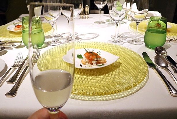 前菜の「サーモンとクリームチーズのカナッペ トリュフのエクラゼ」。合わせる日本酒は「鳴門鯛 純米吟醸 うすにごり生酒 凛」