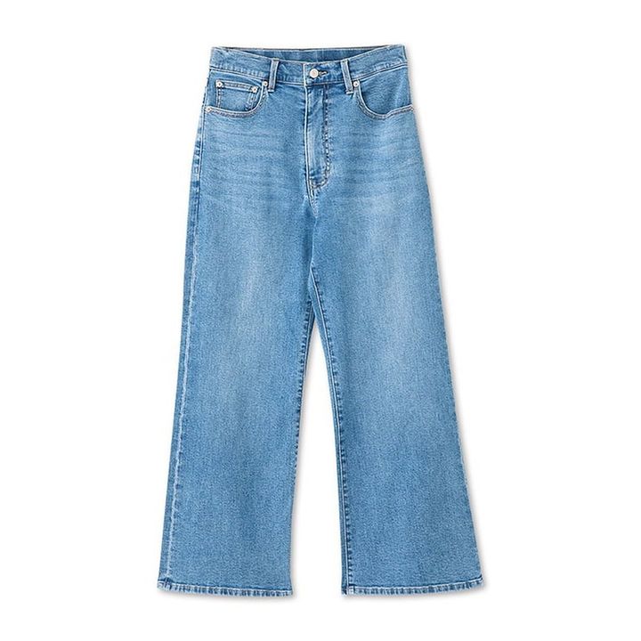 しまむらのワイドフレアデニムパンツ（田中里奈×しまデニ）