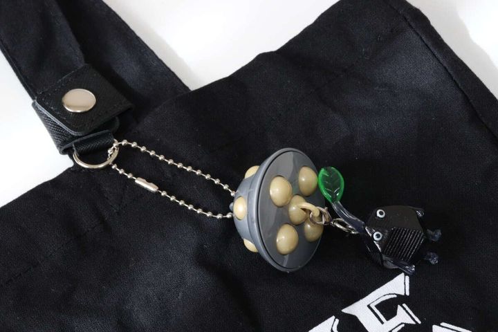 ダイソーのキーホルダーステーション（レザー調）にキーホルダーを付ける