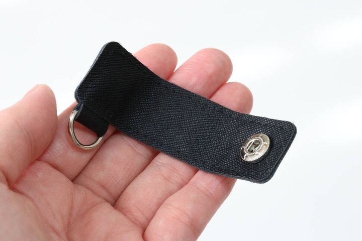 ダイソーのキーホルダーステーション（レザー調）の開いた状態