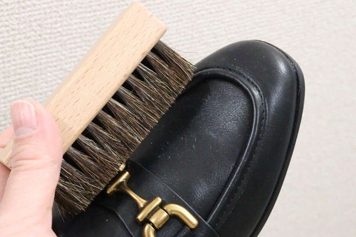 ダイソーの靴ブラシ（馬毛入り）の使用例