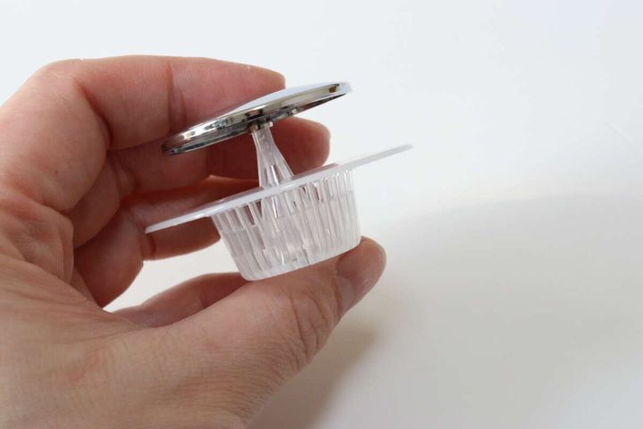 ダイソーの目隠しできる洗面台のゴミガード シルバータイプのデザイン