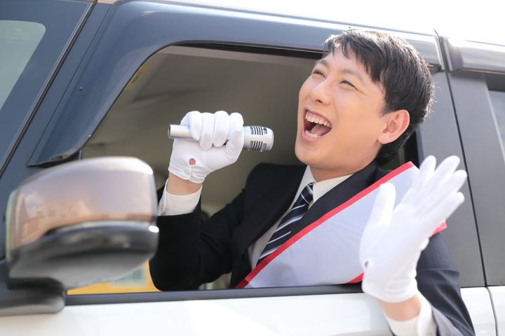 選挙カーの箱乗りは道交法違反？（画像はイメージ）