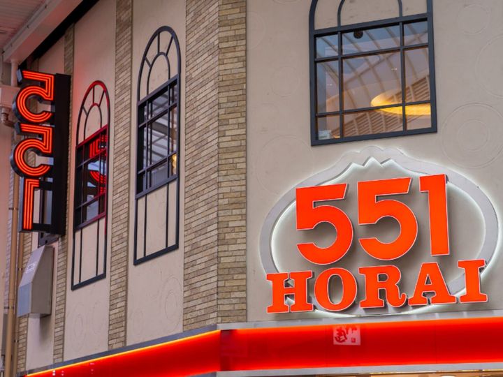 All About ニュース編集部が全国250人を対象に実施した「センスがいいお土産に関するアンケート」の調査結果から、センスがいいと思う「大阪府のお土産」ランキングを発表！ 2位「豚まん」を抑えた1位は？ ※画像はイメージです