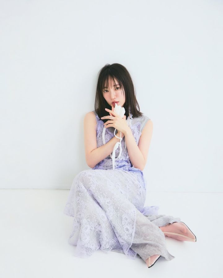 吉岡里帆 2026年3月号InRed 中に着たドレス￥52,800、キャミドレス￥141,900、片耳ピアス￥20,900、首に巻いた花モチーフベルト￥36,300、シアーブーツ￥75,900（すべてマメ クロゴウチ／マメ クロゴウチ オンラインストア） 左手リング￥1,298,000（メシカ／メシカ ジャパン）