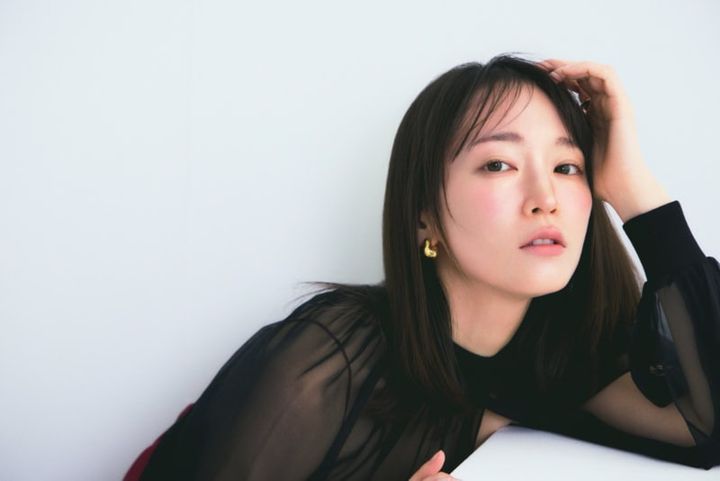 吉岡里帆 2026年3月号InRed シアーカーディガン￥52,800（アンナ チョイ／アンナ チョイ クライアントサービス） ピアス※片耳売り各￥24,200（マリア ブラック／マリア ブラック 表参道店） リング￥27,500（リューク）