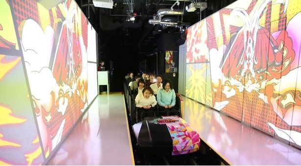 前後両方楽しめる屋内コースター「バックダーン」