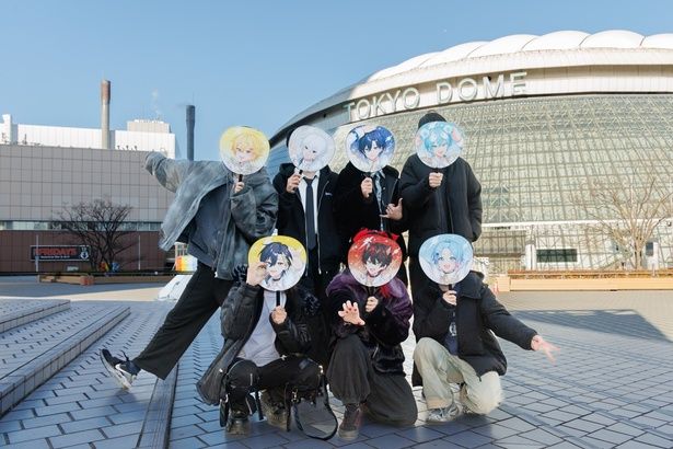すにすてが「STPR×東京ドームシティ アトラクションズ」を体験！東京ドームをバックに記念写真も。ファンのみんなもまねしてみてね！ (C) STPR Inc. 【撮影】島本絵梨佳