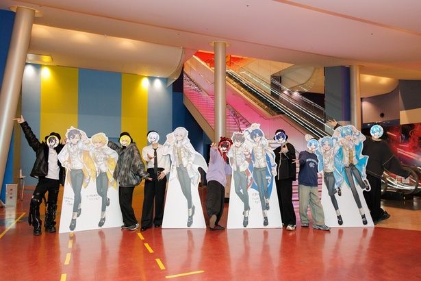 「ファンの方に喜んでほしい…！」とメッセージやサインをフォトパネルに書き込んでいました！(※フォトパネルはコラボアトラクションの周辺に設置中です) (C) STPR Inc. 【撮影】島本絵梨佳