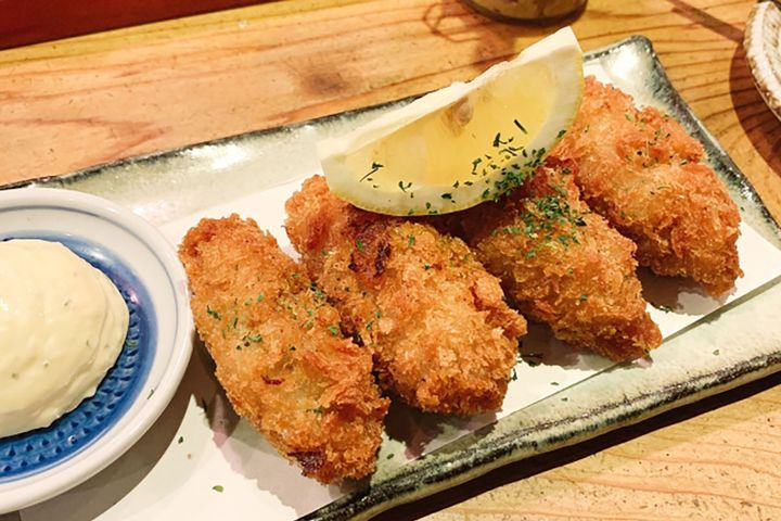 カキフライにレモンをたっぷりかけて食べると、カキに含まれるコラーゲンの材料となるアミノ酸、鉄やカルシウムが吸収されやすくなります。