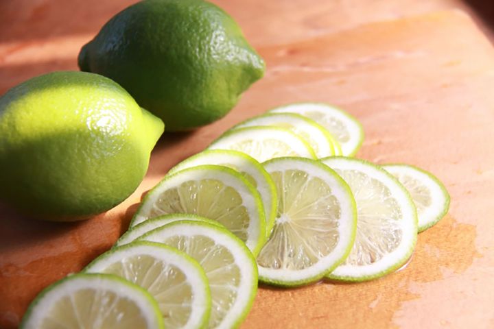 秋は緑色のグリーンレモン、冬からイエローレモンが多く出回ります。