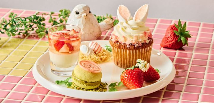 （左から）「苺練乳ミルクプリン」、「イースターエッグドラジェ」、「いちごバニーカップケーキ」、「フレッシュ国産苺」、「クラシックピスタチオマカロン」