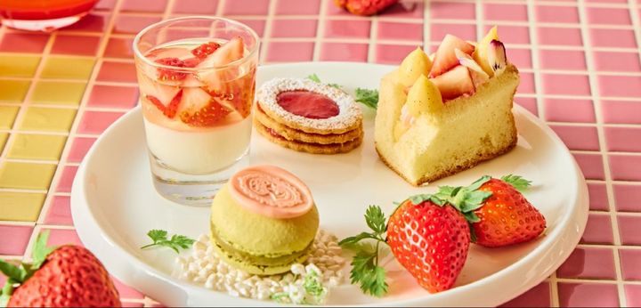 （左から）「苺練乳ミルクプリン」、「いちごジャム・クッキーブローチ」、「いちごシフォンサンド」、「フレッシュ国産苺」、「クラシックピスタチオマカロン」