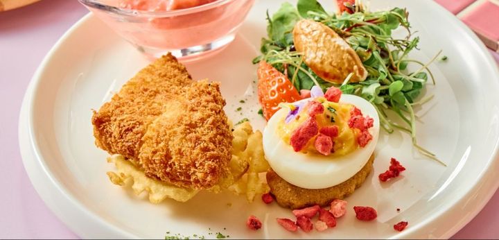 （左）「フィッシュアンドチップス 苺タルタルソース添え」（奥）「ストロベリーグリーンサラダ」（右）「ストロベリー・デビルドエッグ」