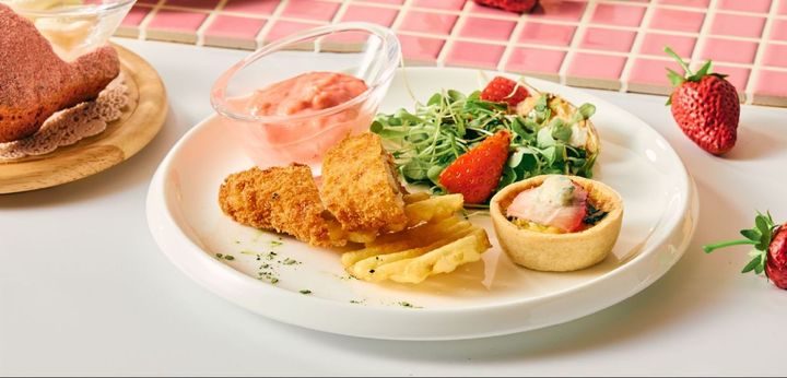 （左）「フィッシュアンドチップス 苺タルタルソース添え」（奥）「ストロベリーグリーンサラダ」（右）「苺とほうれん草のキッシュ」