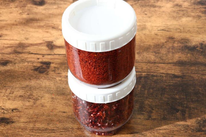 ダイソーの重ねられる保存容器 丸型を重ねる