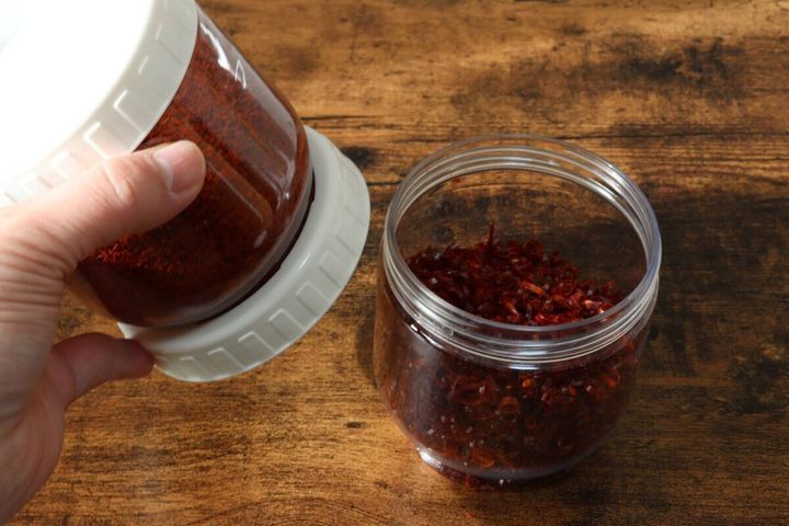 ダイソーの重ねられる保存容器 丸型のフタを開ける