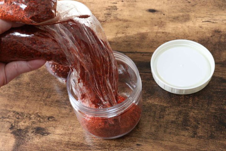 ダイソーの重ねられる保存容器 丸型に移し替える