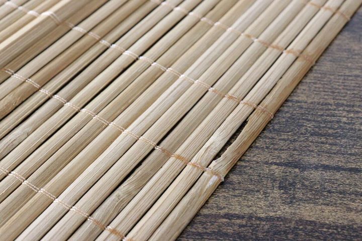 ダイソーの竹ランチョンマットは天然素材特有の風合いがある
