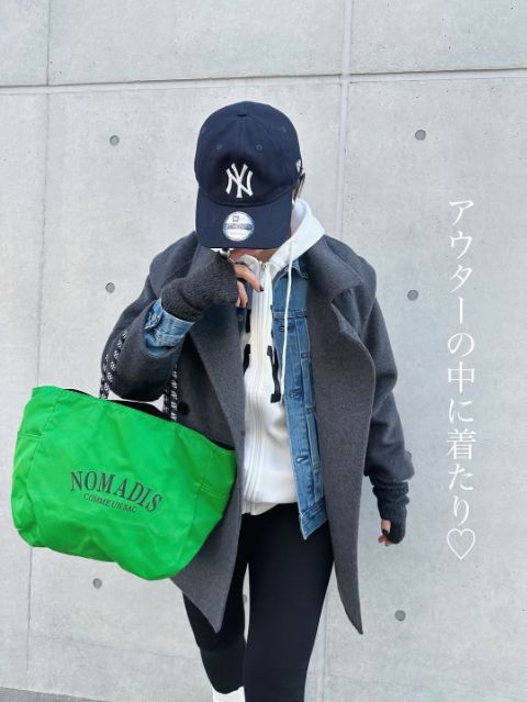 デニムトラッカージャケットとコートのコーデ