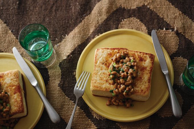 【節約レシピ】どーんと焼いて大胆なステーキに！ 豆腐で作る「ベジステーキ 納豆ソースがけ」のレシピの画像1
