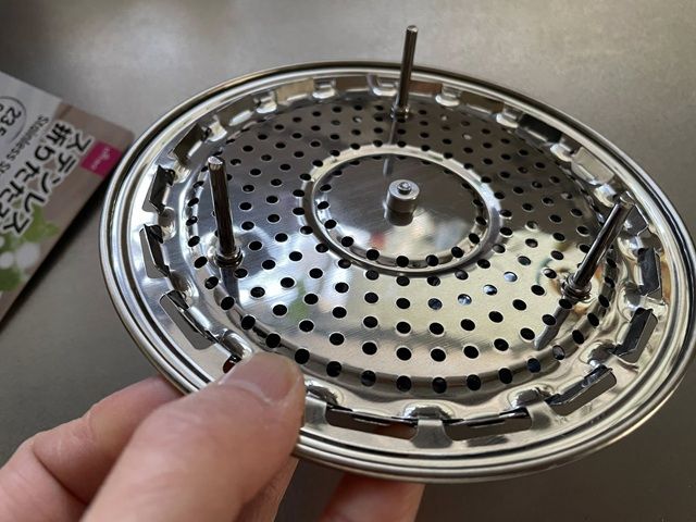 ダイソー ステンレス折りたたみ蒸し器 約2.7cmの脚付きで安定感も◎