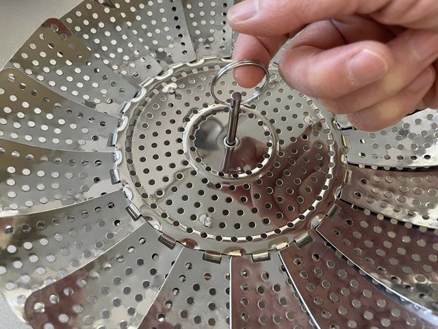 ダイソー ステンレス折りたたみ蒸し器 持ち手がある