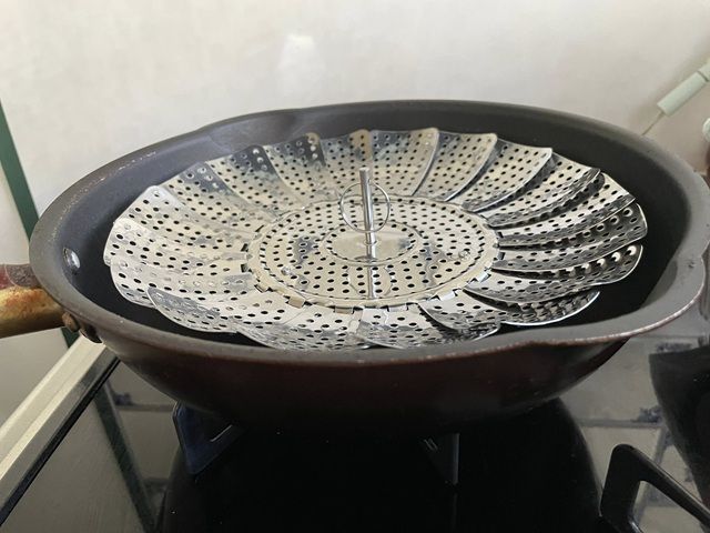 ダイソー ステンレス折りたたみ蒸し器 使い方 ステンレス折りたたみ蒸し器を鍋やフライパンの中に置く