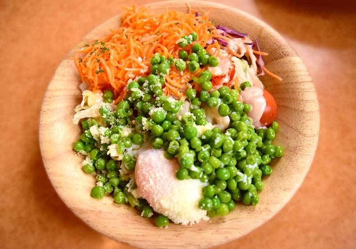 「キャロットラペ」「柔らか青豆の温サラダ」「小エビのサラダ」をほどよく混ぜるだけで完成