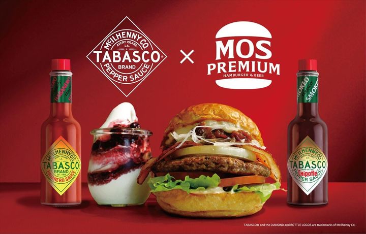 「大人のベリーソフトクリーム TABASCO ハバネロソース使用」（左）と「和牛バーガー チポトレ＆ベーコン TABASCOチポートレイソース使用」