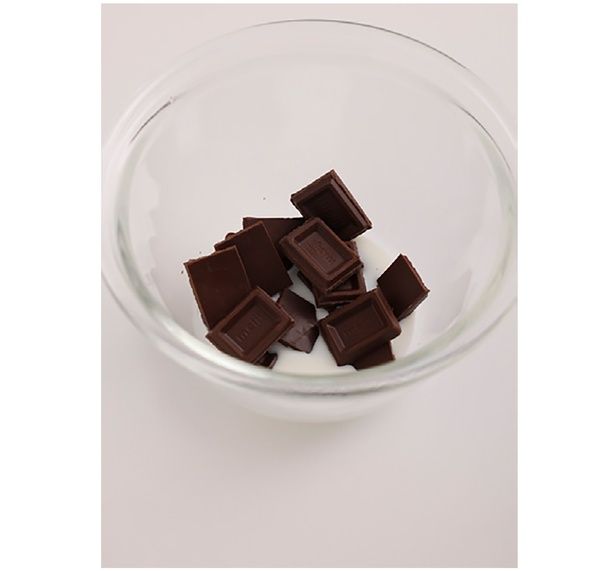 ボウルにチョコレートと牛乳20gを入れ、湯煎または電子レンジで溶かす （C）emi sweets／KADOKAWA