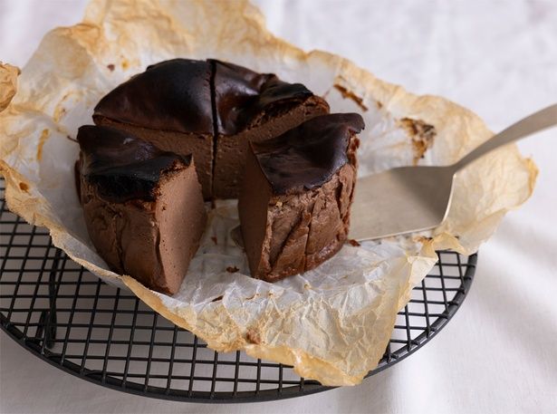 バスク風チーズケーキ「チョコレート」 （C）emi sweets／KADOKAWA