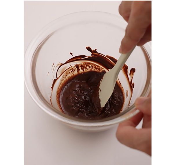 チョコレートが溶けたらなじむまでゴムベラでよく混ぜる （C）emi sweets／KADOKAWA