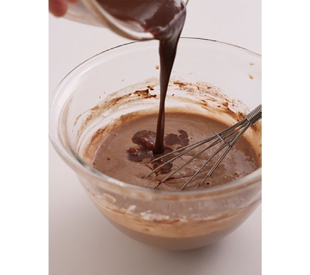 チョコと牛乳を混ぜたものを加えて混ぜる （C）emi sweets／KADOKAWA