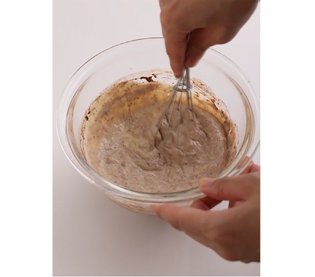 薄力粉とココアパウダーをふるいながら加え、ぐるぐる混ぜる （C）emi sweets／KADOKAWA