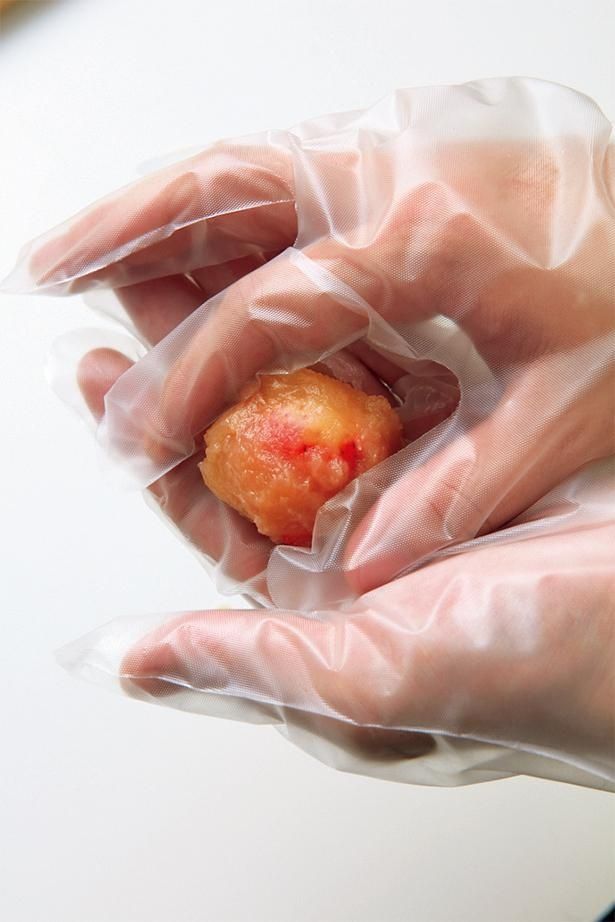 いちごを白あんで包むときは、あんこが片寄らないように注意 （C）げんきスイーツ／KADOKAWA