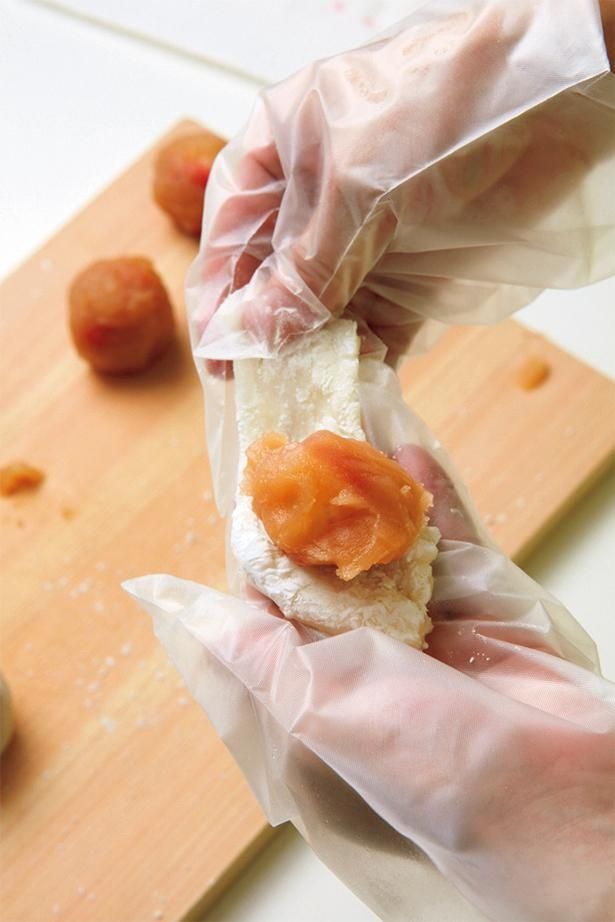 たっぷりの片栗粉を手につけて、生地が温かいうちに包むと包みやすい （C）げんきスイーツ／KADOKAWA