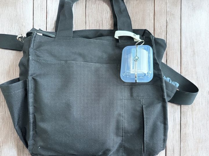 カバンにつり下げられる