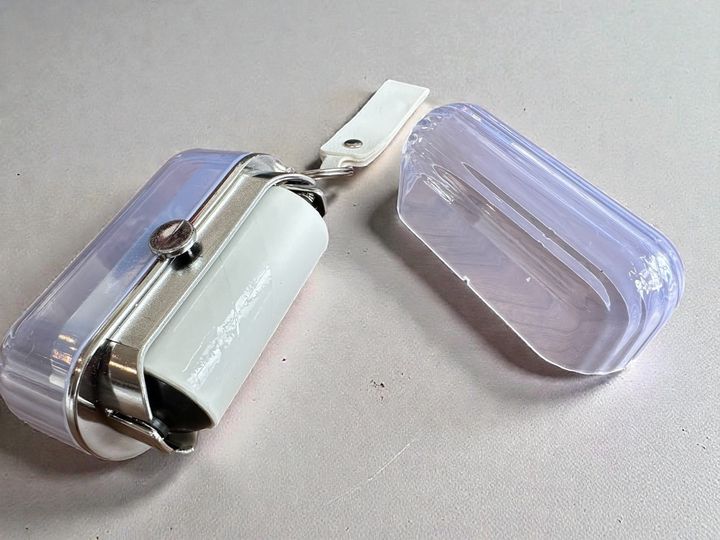 カバーを開けると中には粘着テープが