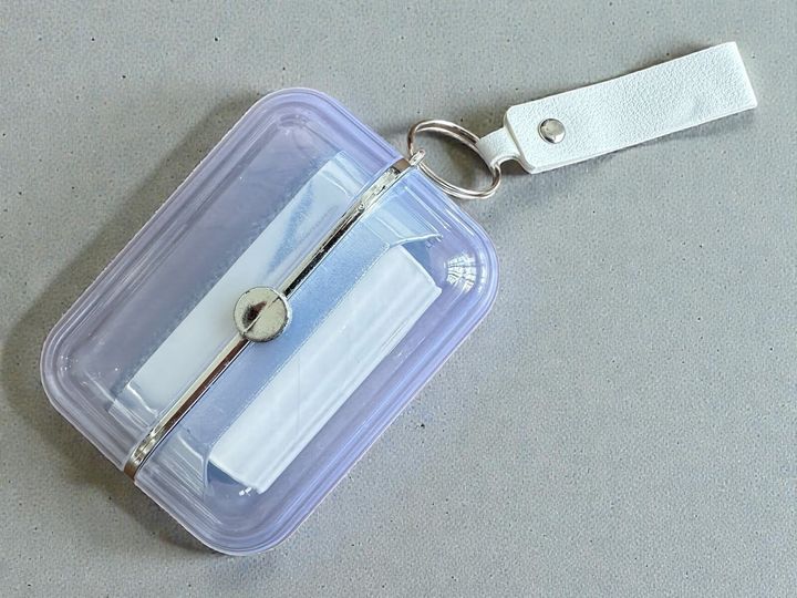 今、SNSで話題沸騰しているダイソーの「取り換え式2wayほこり取り」。手のひらサイズのコンパクトさなのに、2wayの機能を持っている優秀アイテムです。今回は、実際に使ってみたレビューをご紹介します。