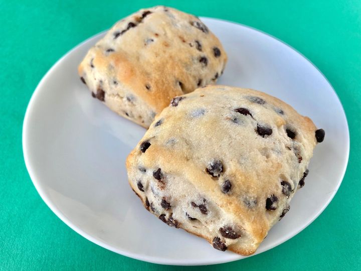 大量のチョコチップが嬉しい！【セブン】生クリームで仕込んだスコーン