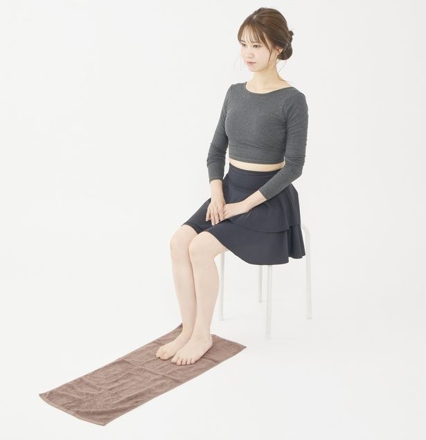  椅子に座り床にタオルを置く (C)かなぺ／KADOKAWA