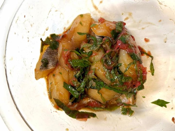 たらを大葉、たたき梅、しょうゆ、酒で作ったタレに漬け込んでいる