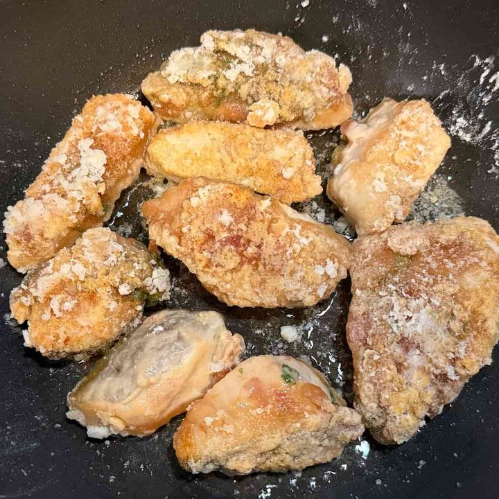 たらを揚げ焼きにしている様子