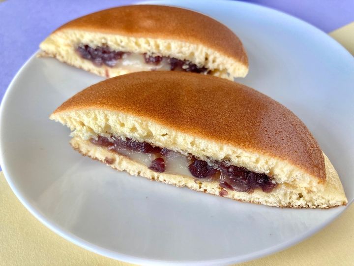 とっても甘くて緑茶との相性バッチリ！？【セブン】バター入りクリームが入ったどら焼