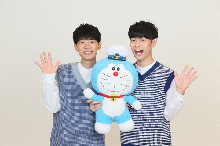 『映画ドラえもん 新・のび太の海底鬼岩城』宣伝アンバサダーに就任した東問・東言 （C）藤子プロ・小学館・テレビ朝日・シンエイ・ADK 2026 width=