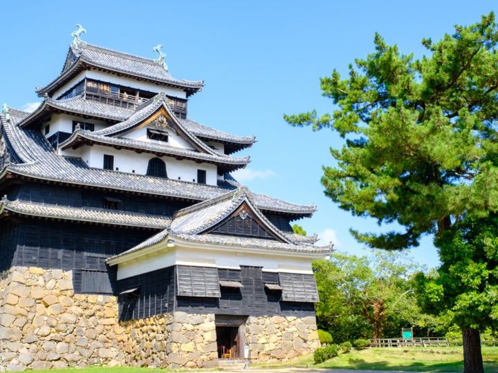 All About ニュース編集部が全国250人を対象に実施した「旅行先に関するアンケート」の調査結果から、長期休みに行きたいと思う「島根県の旅行先」ランキングを発表！ 同率2位「松江城」「玉造温泉」「足立美術館」を抑えた1位は？