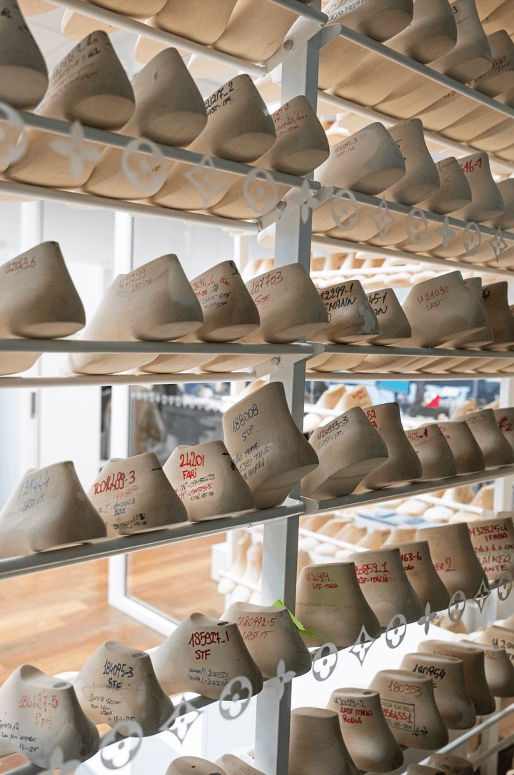 整然と並べられた足型。